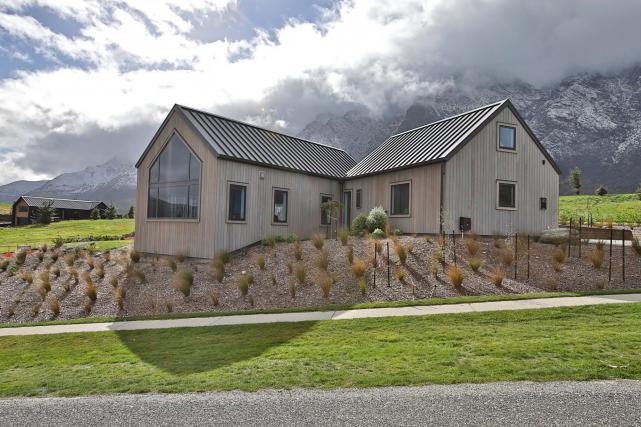 10 Side view of the house