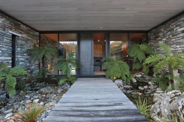 2 Entry way to front door