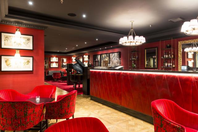 5 Lounge Bar piano view2