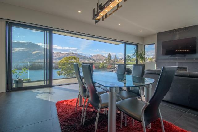 9 Dining room with lake view2