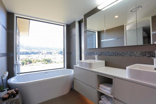 9.1 Bathroom with tub and view