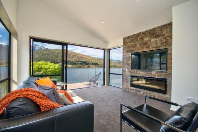 Loung and fireplace