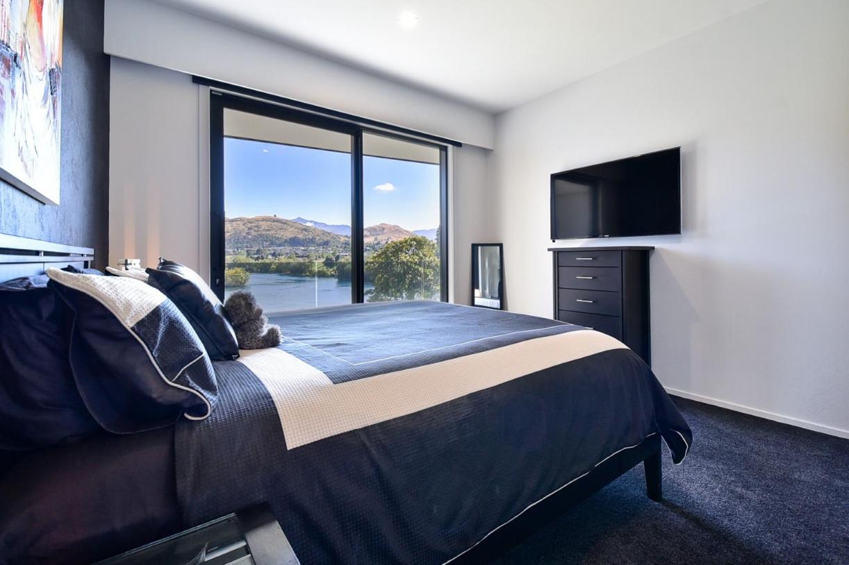 10 Bedroom One2