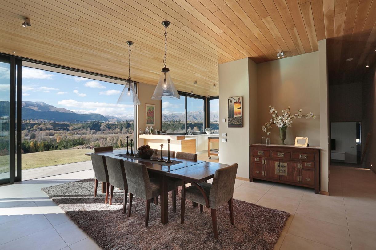 3 Dining area with view