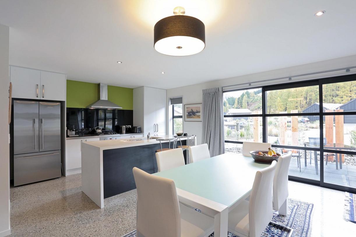 4 Kitchen and dining area2