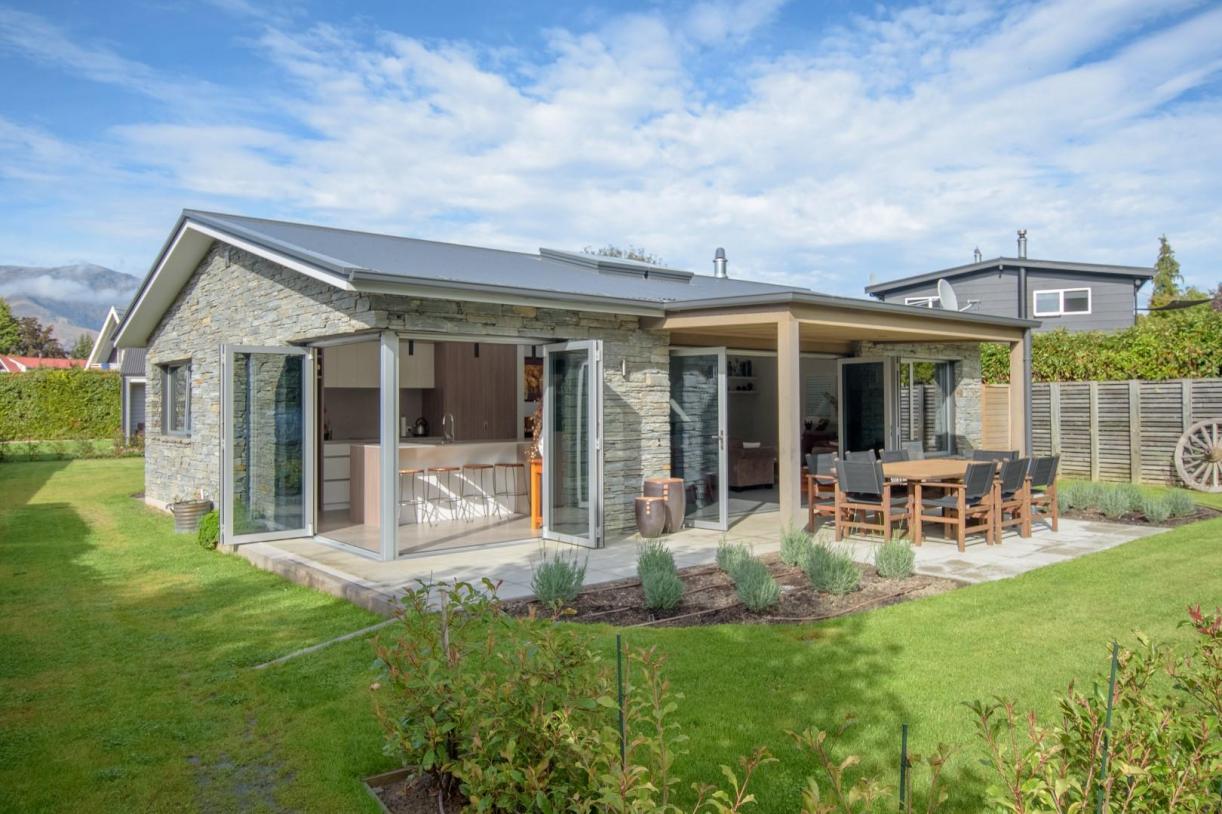 Opposite side front view of cottage